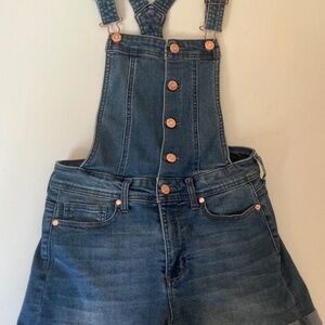 Guess  NWOT Women’s short jean overalls size 27